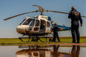 Pneu estoura, motorista perde controle e capota na PR-323, em Maringá