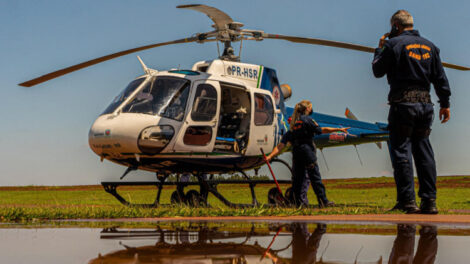 Pneu estoura, motorista perde controle e capota na PR-323, em Maringá