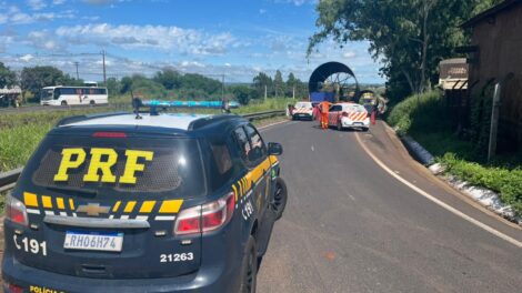 Polícia escolta carga gigante em rodovia na região de Maringá