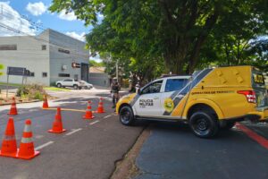 Polícia faz blitz em Maringá e recolhe veículos com débitos