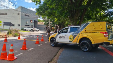Polícia faz blitz em Maringá e recolhe veículos com débitos