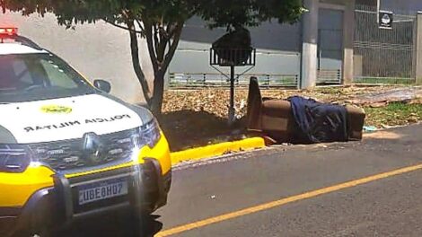 Polícia identifica homem achado morto em sofá abandonado na região; veja o que se sabe até agora