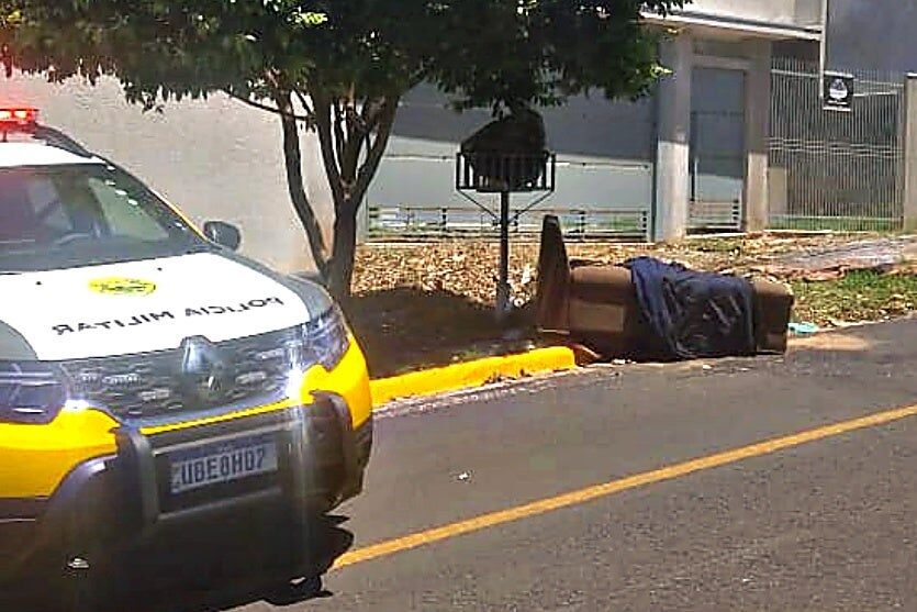 Polícia identifica homem achado morto em sofá abandonado na região; veja o que se sabe até agora