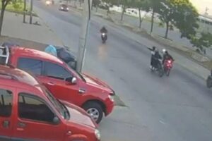 Policial à paisana salta de moto em movimento e atira contra suspeito durante assalto; veja vídeo
