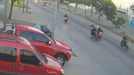Policial à paisana salta de moto em movimento e atira contra suspeito durante assalto; veja vídeo