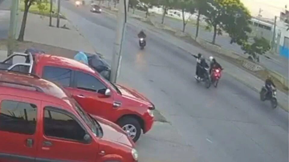 Policial à paisana salta de moto em movimento e atira contra suspeito durante assalto; veja vídeo