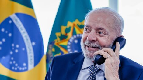 Por telefone, Lula e Macron conversam sobre criação de Conselho da Paz