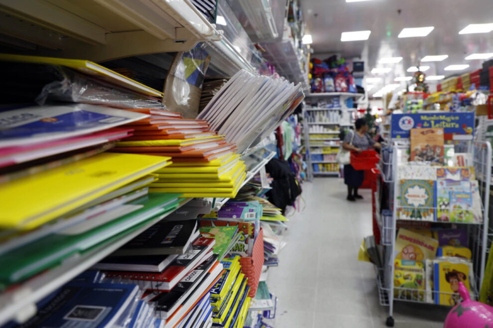 Procon-PR divulga cartilha com orientações para compra de material escolar