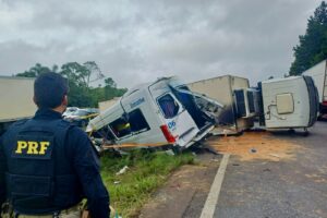Tentativa de assalto a caminhão provoca acidente fatal no Paraná; seis pessoas morreram