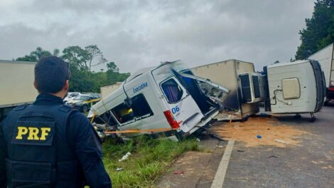 Tentativa de assalto a caminhão provoca acidente fatal no Paraná; seis pessoas morreram