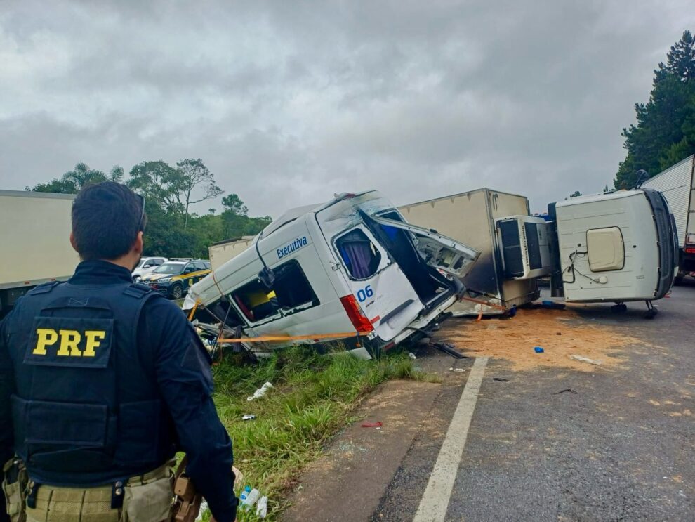 Tentativa de assalto a caminhão provoca acidente fatal no Paraná; seis pessoas morreram
