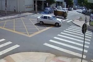 VÍDEO: Quatro pessoas ficam feridas em colisão seguida de capotamento no centro de Maringá