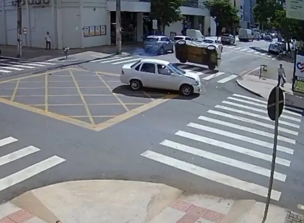 VÍDEO: Quatro pessoas ficam feridas em colisão seguida de capotamento no centro de Maringá