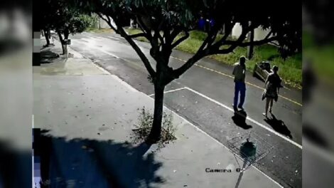 Vídeo mostra casal empurrando sofá onde corpo foi encontrado no Paraná