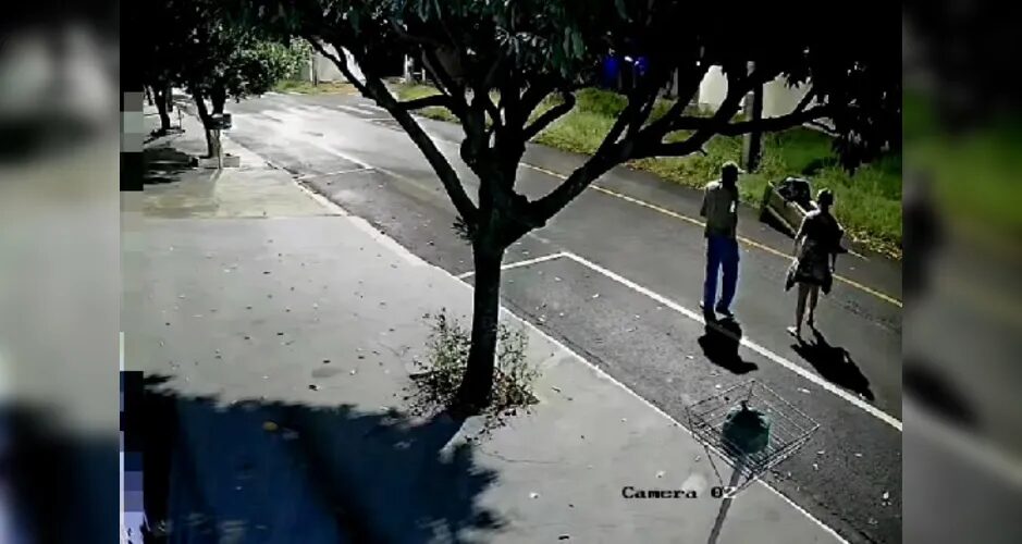 Vídeo mostra casal empurrando sofá onde corpo foi encontrado no Paraná