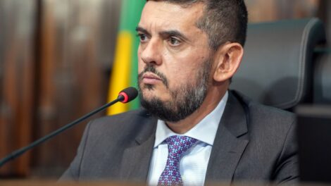 Afastado da presidência pelo STF, Bacellar renova licença na Alerj