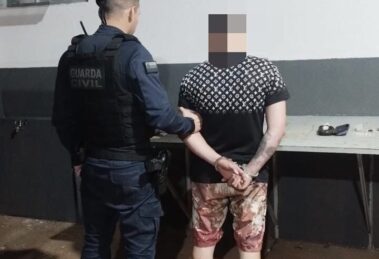 Após bater carro contra árvore, motorista é preso ao ser flagrado portando drogas, em Maringá