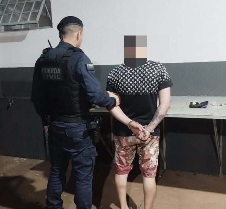 Após bater carro contra árvore, motorista é preso ao ser flagrado portando drogas, em Maringá