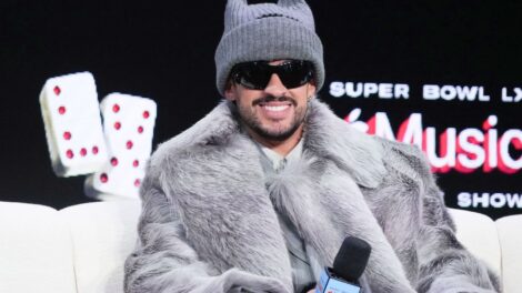 Bad Bunny, vencedor do Grammy e crítico de Trump, canta no Super Bowl