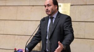 Carlos Bolsonaro volta a ser investigado por suspeita de rachadinha