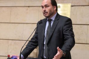 Carlos Bolsonaro volta a ser investigado por suspeita de rachadinha