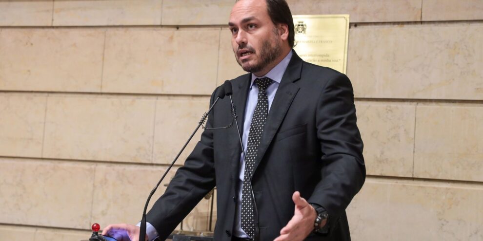 Carlos Bolsonaro volta a ser investigado por suspeita de rachadinha