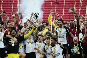 Corinthians vence Flamengo e é bicampeão da Supercopa Rei
