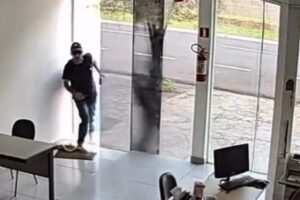 Criminosos arrombam loja em Maringá e levam ferramentas e dinheiro; câmeras registram ação