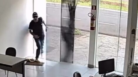 Criminosos arrombam loja em Maringá e levam ferramentas e dinheiro; câmeras registram ação