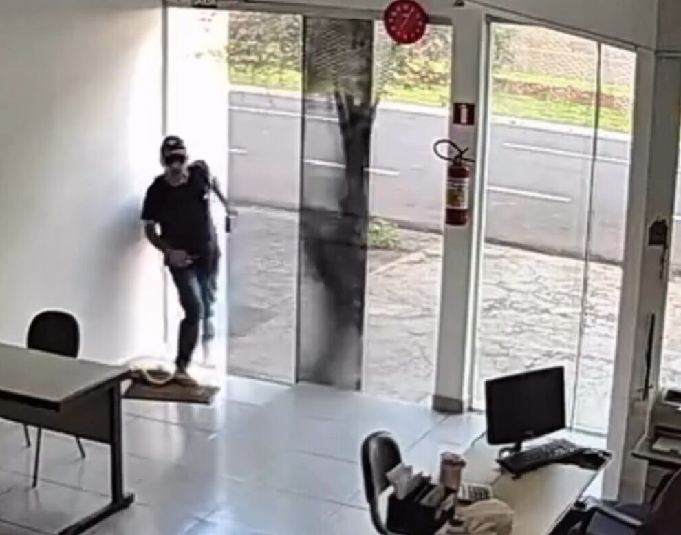 Criminosos arrombam loja em Maringá e levam ferramentas e dinheiro; câmeras registram ação