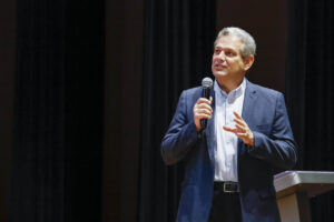 Executivo trabalha em projeto para permitir viagens do prefeito mesmo sem autorização da Câmara, afirma Silvio Barros