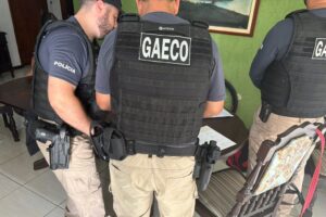 Gaeco cumpre mandados em Maringá e mais 7 cidades em operação que investiga PMs por venda de veículos apreendidos