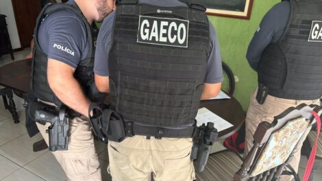 Gaeco cumpre mandados em Maringá e mais 7 cidades em operação que investiga PMs por venda de veículos apreendidos