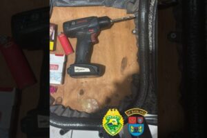 Homem agride esposa com furadeira elétrica; ele foi preso por tentativa de feminicídio