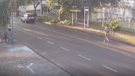 Homem é preso após capotamento de carro furtado e tentativa de invasão a residência em Maringá; vídeo