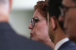 Julgamento da extradição de Zambelli é suspenso e deve retornar amanhã