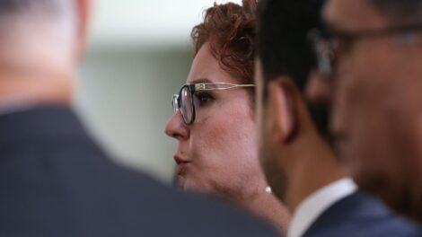 Julgamento da extradição de Zambelli é suspenso e deve retornar amanhã