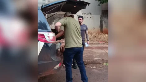 Mãe e padrasto chutam e mordem bebê de 1 ano: “Não parava de chorar”