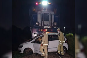 Mulher fica presa nas ferragens após trem colidir contra veículo, em Sarandi