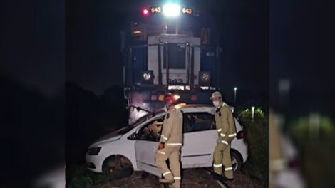 Mulher fica presa nas ferragens após trem colidir contra veículo, em Sarandi