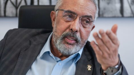 Não há mais razão para manter escala 6x1 e jornada de 44h, diz senador