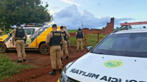 Polícia segue à procura de homem que esfaqueou gestante e fugiu com criança na região; vídeo