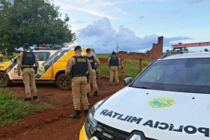 Polícia segue à procura de homem que esfaqueou gestante e fugiu com criança na região; vídeo