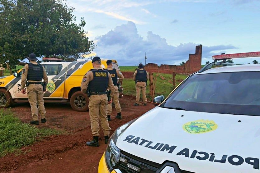 Polícia segue à procura de homem que esfaqueou gestante e fugiu com criança na região; vídeo