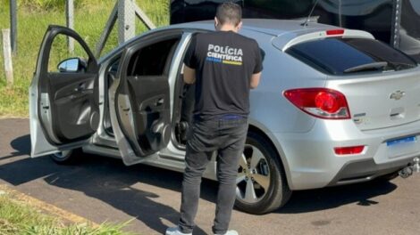Policial e esposa são encontrados baleados dentro de automóvel, em Umuarama