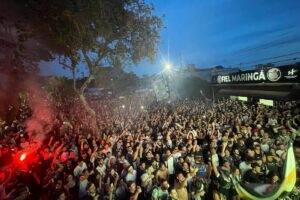 Torcida organizada maringaense faz da rua um palco em dias de jogo do Corinthians