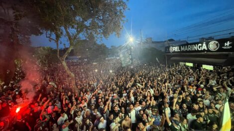 Torcida organizada maringaense faz da rua um palco em dias de jogo do Corinthians
