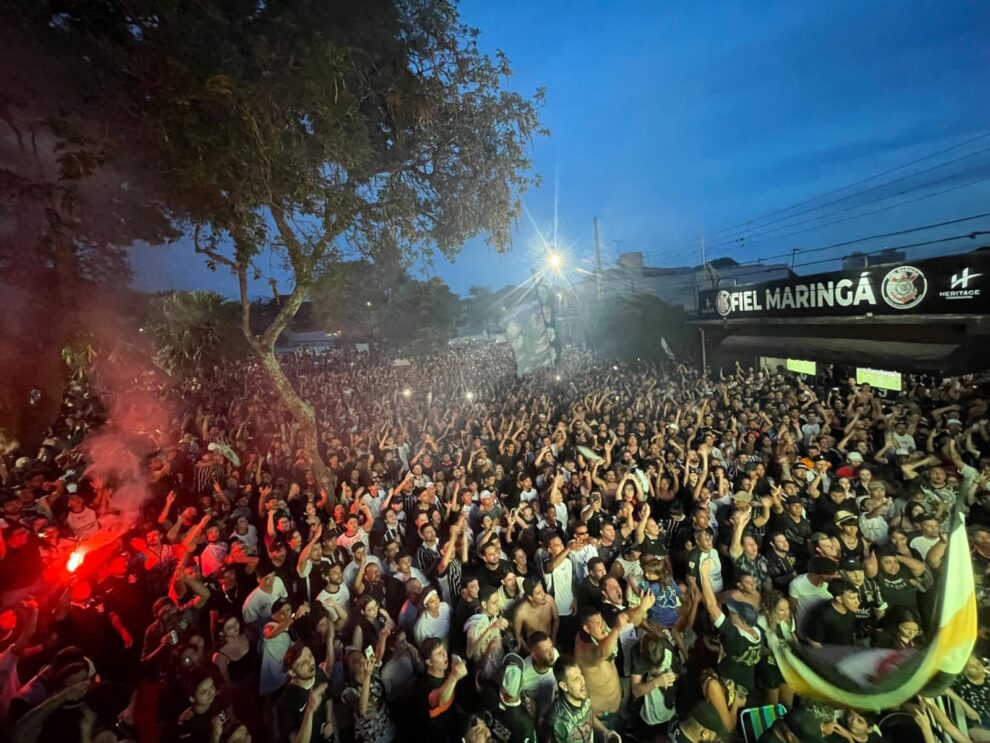 Torcida organizada maringaense faz da rua um palco em dias de jogo do Corinthians