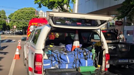 Trabalhador tem traumatismo craniano após cair de telhado de shopping, em Maringá