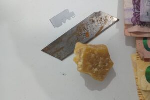 Traficante escondia crack nas grades do terminal e acaba preso após denúncia em Maringá